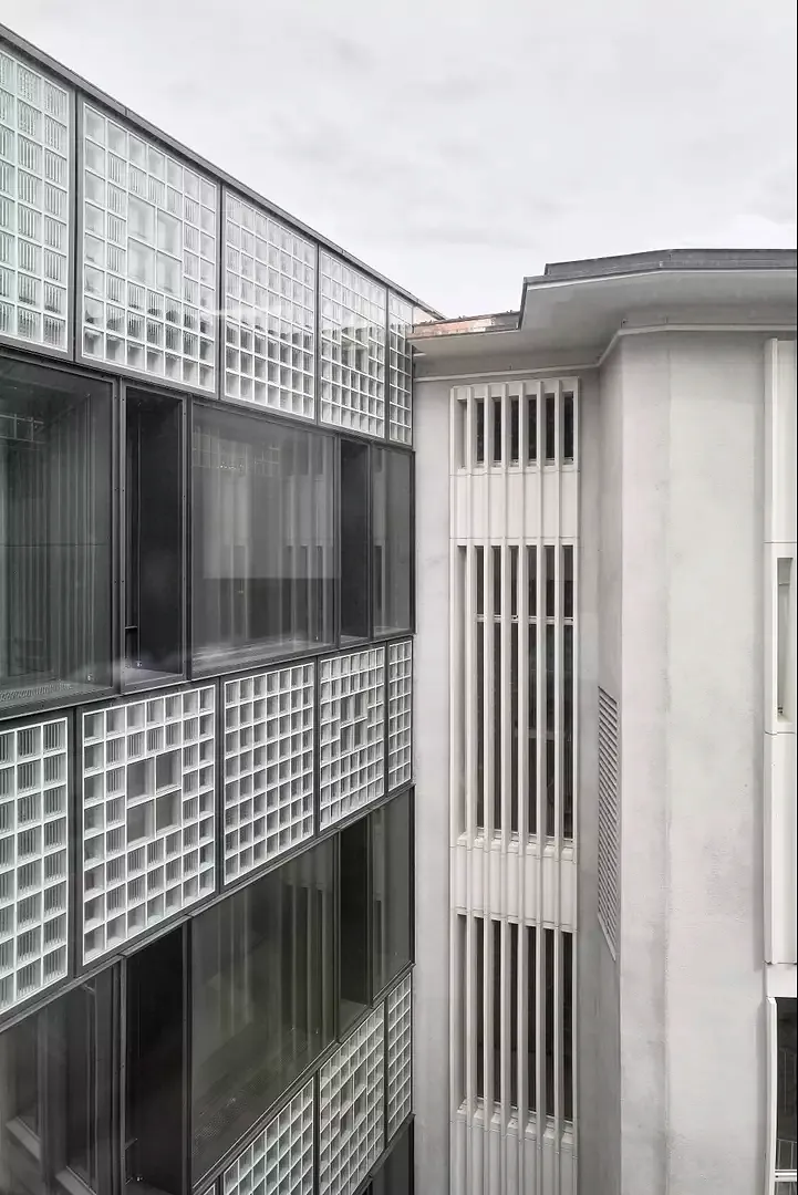 Le GLC forme un carré avec le bâtiment électrotechnique réalisé en 1980 par Karl Flatz. Ils entourent ensemble l’auditorium Paul-Scherrer, classé monument historique.