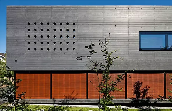 Ausschnitt Südfassade, Holzrollladen geschlossen