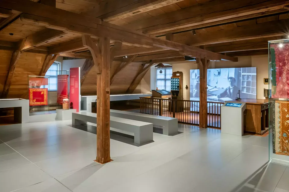 Le destin de l'imprimerie est géré depuis le bureau. Les visiteurs ont accès à des niveaux d'approfondissement avec des images, des documents et des textes via l'écran tactile. Ceux-ci sont projetés sur le mur. 
