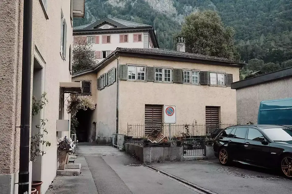 Ein Grosshaus? Für bessere Aussicht oben um zwei Geschosse gestutzt?