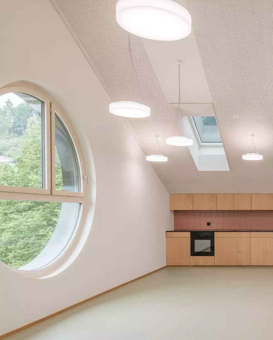 Grosszügiges Lehrpersonenzimmer im Dachraum