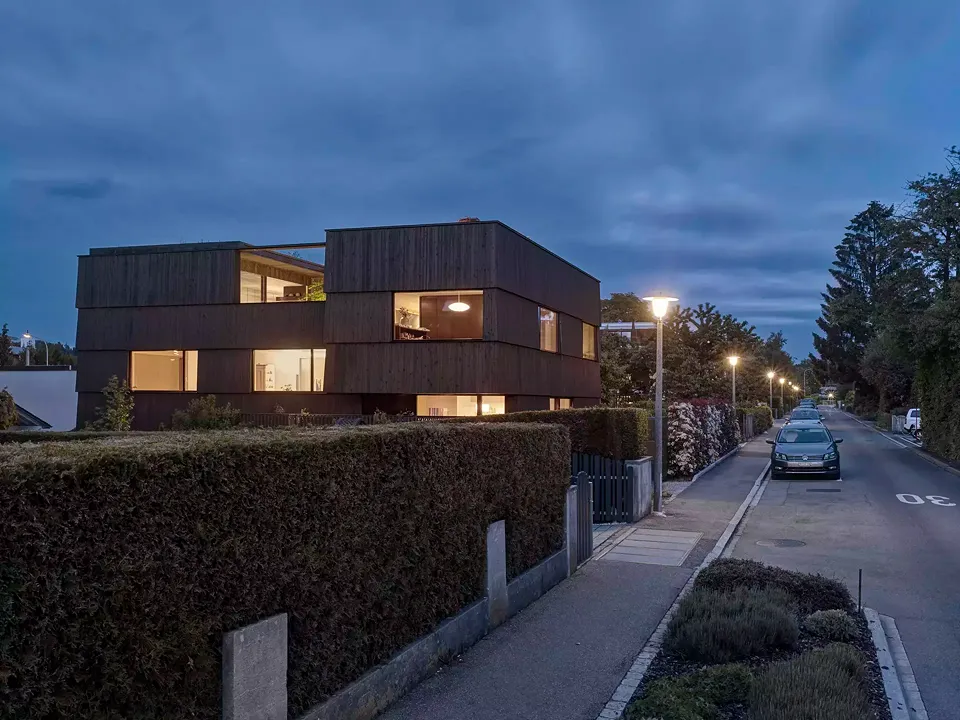 vue côté rue, tombée de la nuit