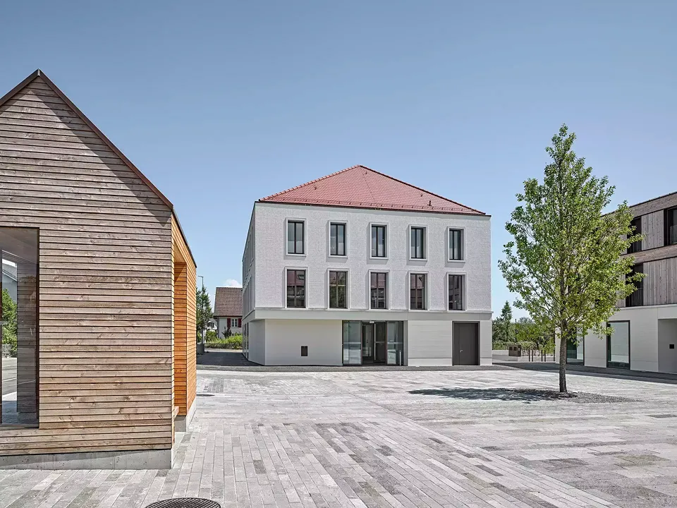 Treffpunkt im Alltag: die Bushaltestelle am Platz