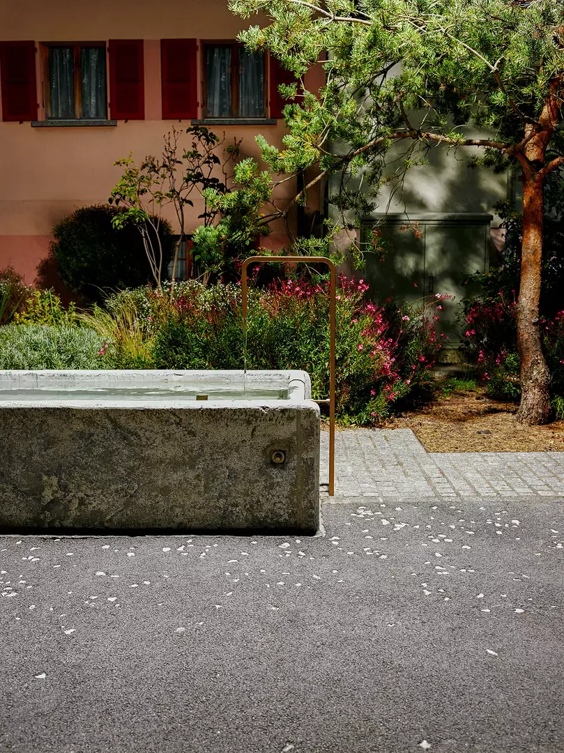 Wasser am öffentlichem Platz: ein Doppelbrunnen  mit zwei eleganten Messinghähnen ergänzt prachtvoll das Mobiliar am Place du Pas.