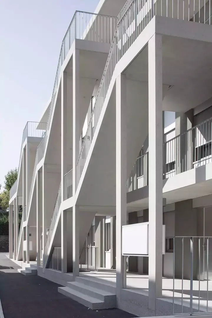 Escaliers en façade - côté rue