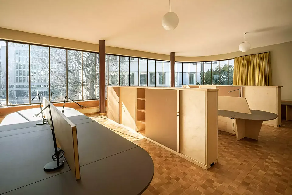 Kleiner Saal mit Möblierung