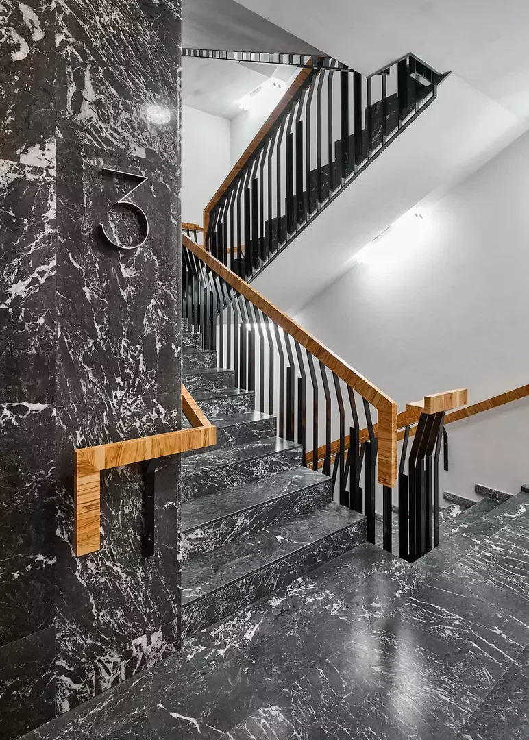 Deux cages à escalier mènent aux étages  de bureaux.