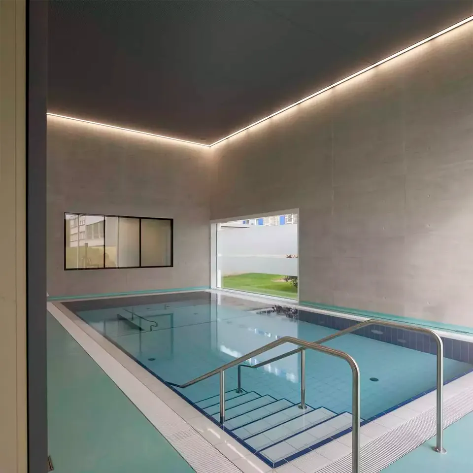 piscine et ses cadrages sur l'exterieur