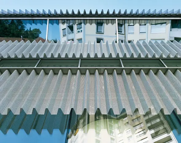 Transparentes Kleid aus perforierten Aluminiumblechen