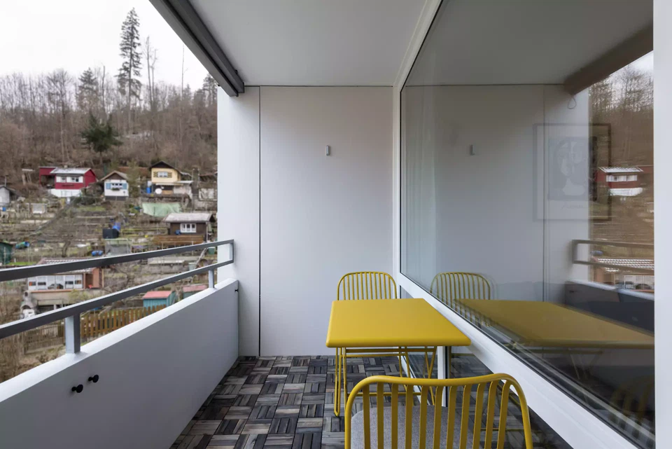 Die Grenze zwischen innen und aussen verläuft fliessend; die grosszügige Fensterfront verstärkt dieses Raumkontinuum und öffnet den Blick nach draussen.