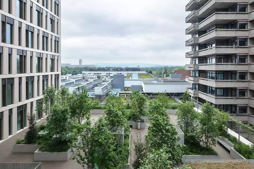 Aussenraum mit wechselnden Perspektiven auf die Stadt Bern