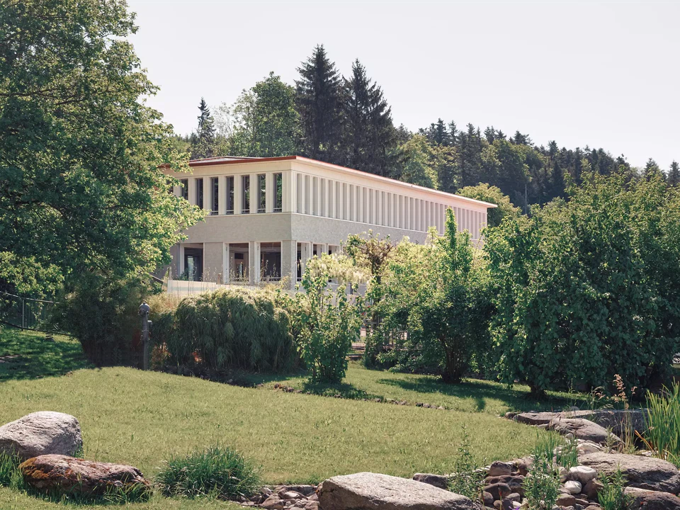 Der Ergänzungsbau bettet sich in die bestehende Parkanlage