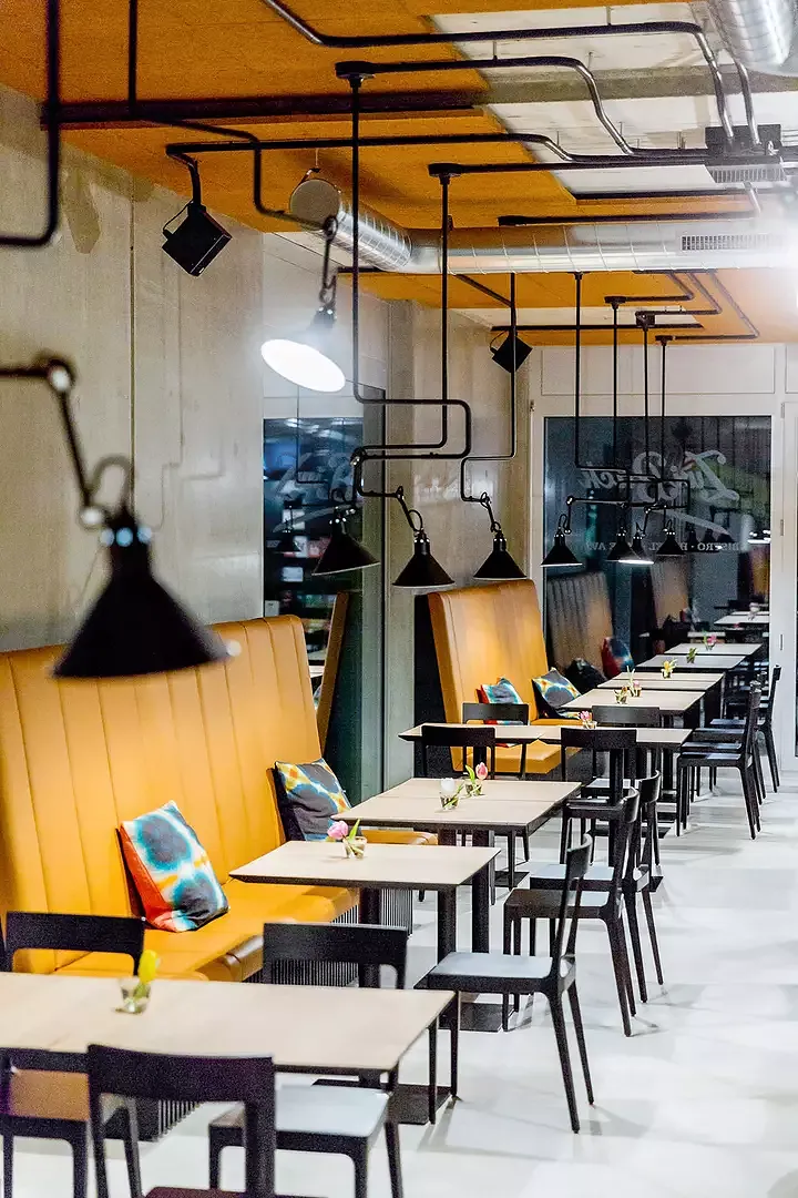 Das Bistro ermöglicht  gute Unterhaltungen. Man kann zu zweit an kleinen Tischen an der Wand oder in der Gruppe am grossen Holztisch sitzen. Die Akustik ist, dank der schön gestalteten Akustikdecke, sehr gut.