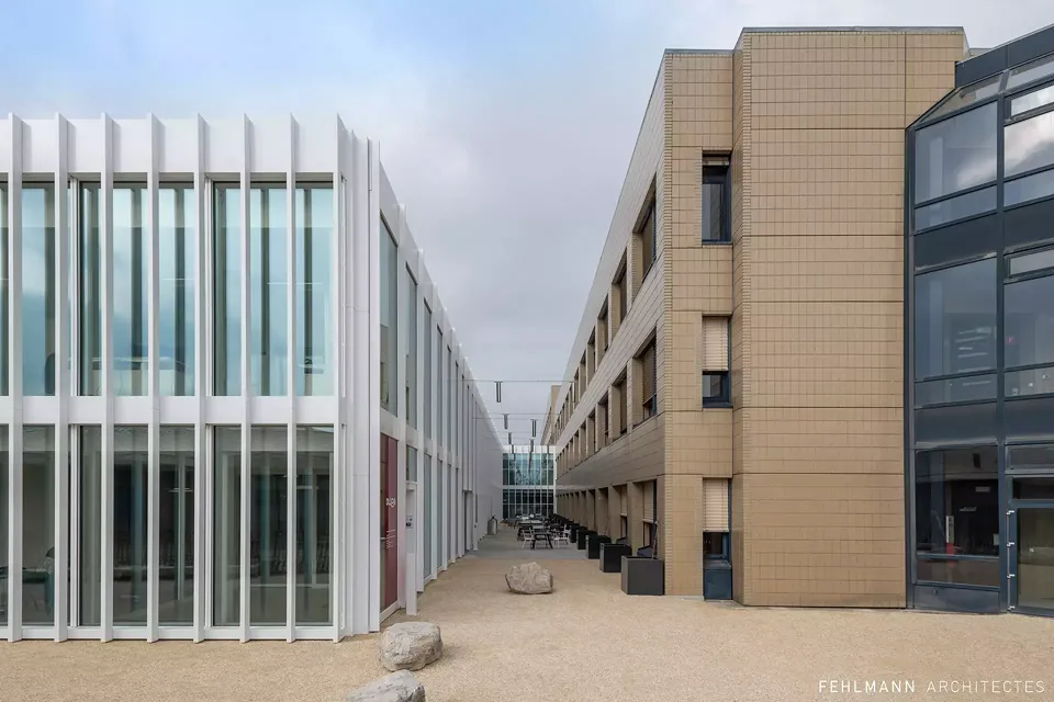 Le patio entre les deux bâtis
