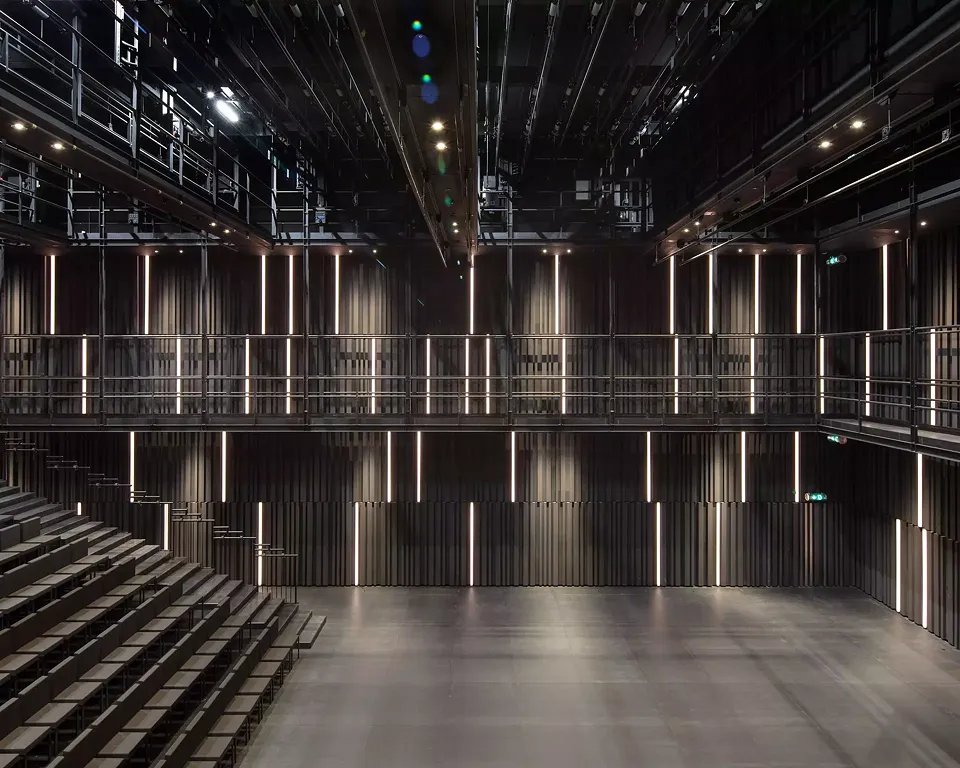 Die flexiblen Elemente  der Salle modulable ermöglichen verschiedene Konstellationen der Zuschauerpositionen zum Bühnenbereich.