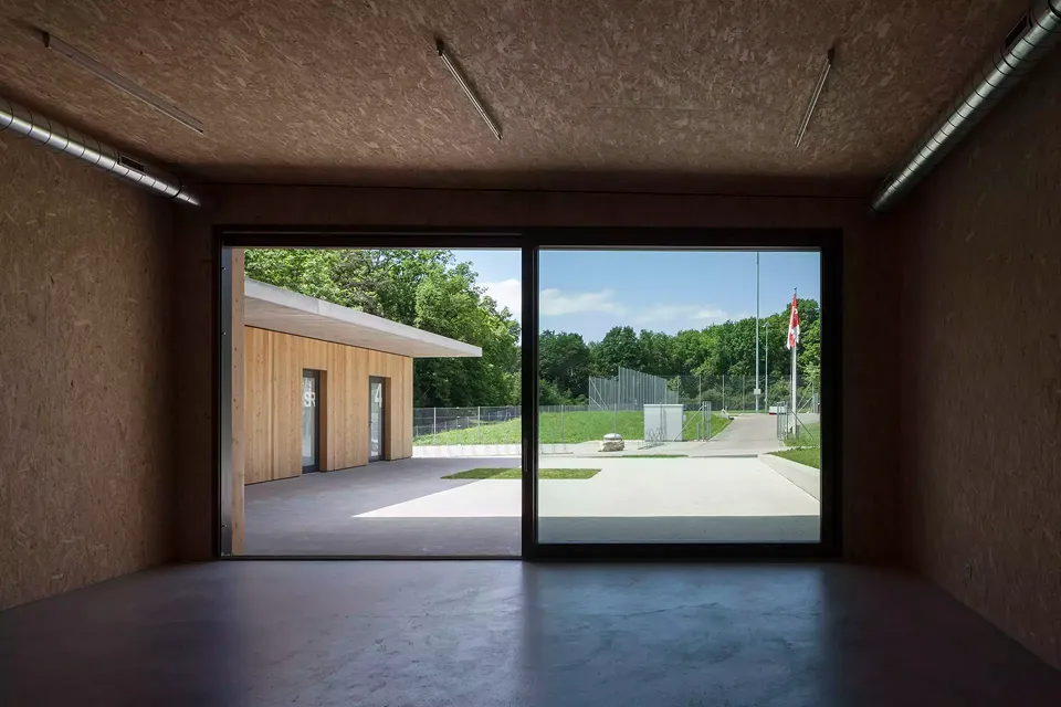 Mehrzweckraum, Blick zu den Sportanlagen