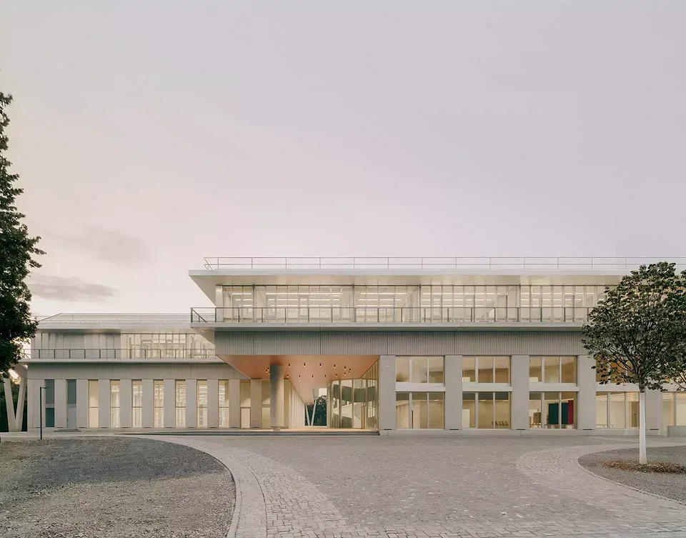 Zirkusplatz und Schule