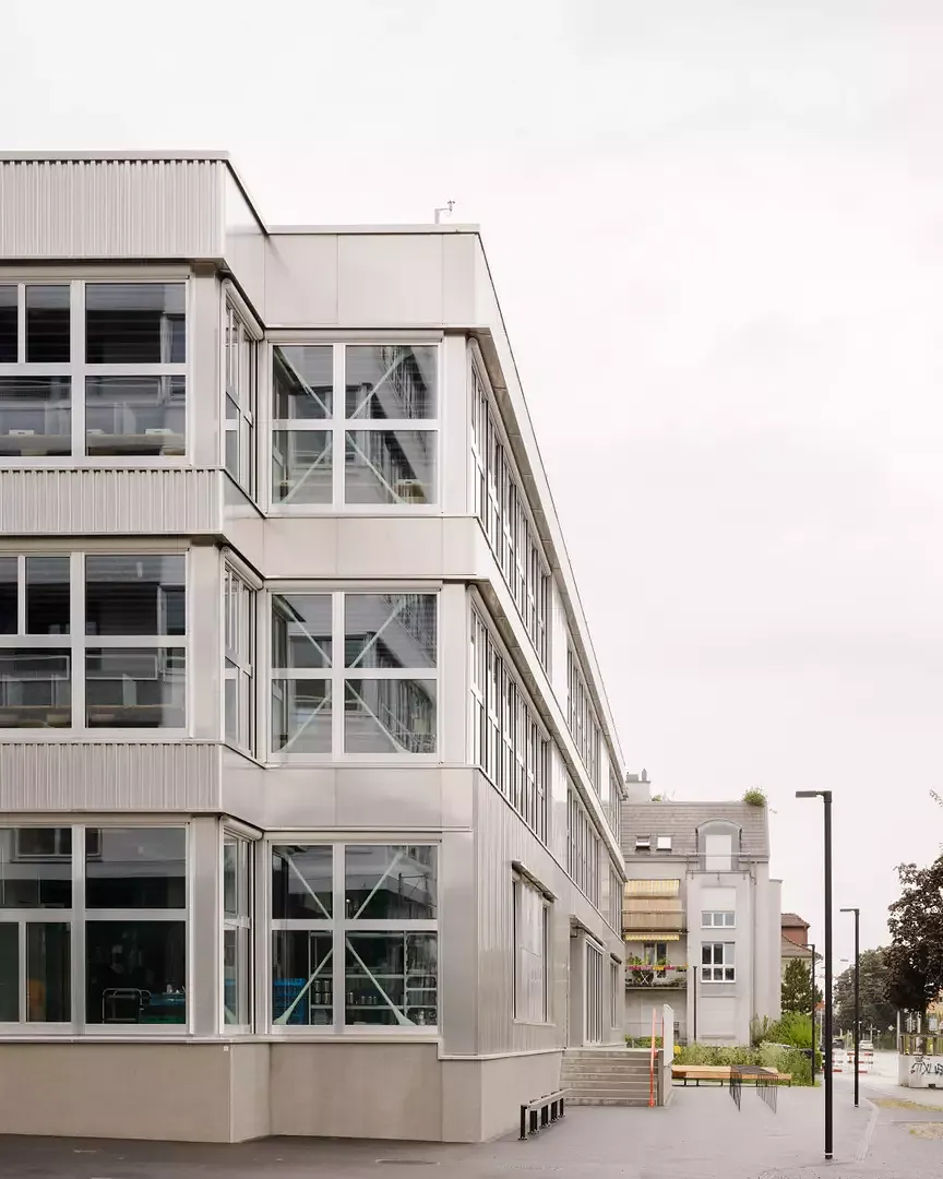 Malgré l’homogénéité de l’aluminium, la façade industrielle offre un premier moment tectonique grâce  à sa composition. 