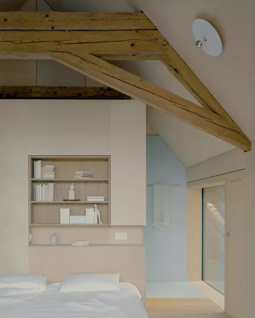 Dachzimmer mit integrierter begehbarer Duschnische.