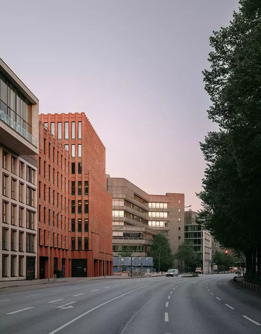 Der Blick von Osten entlang der Willy-Brandt-Strasse.