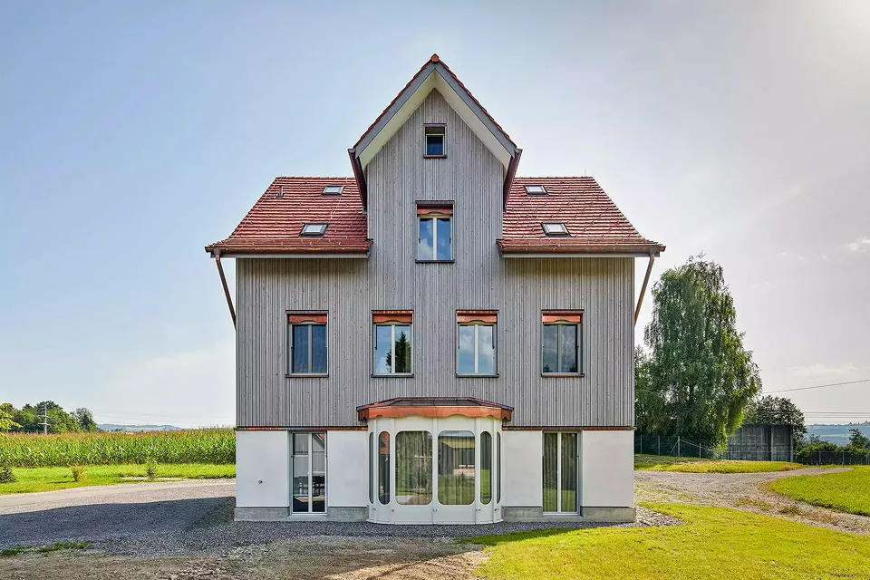 Westfassade ohne Markisen