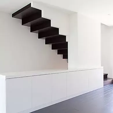 Die Treppe wird zum Blickfang im Raum und zieht in die Höhe