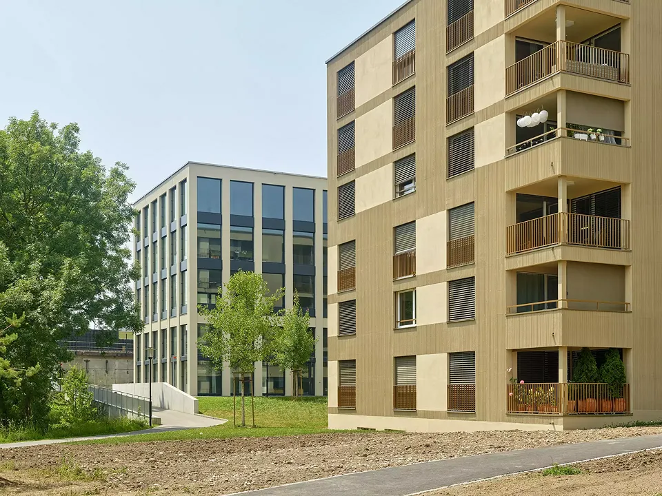 Das Wohngebäude bricht mit den Vorgaben des Fabrikgebäudes und erscheint optisch dezent.