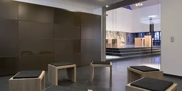 Seelsorgezimmer mit Blick zum Chorraum