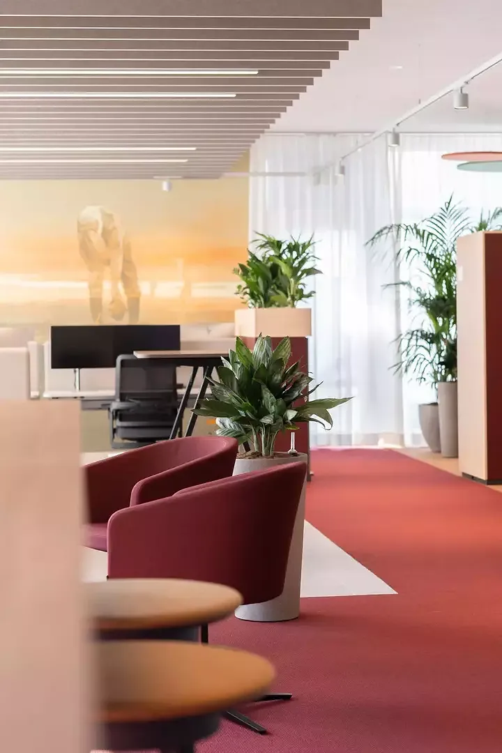 Begegnungszone mit Kunst im Hintergrund
