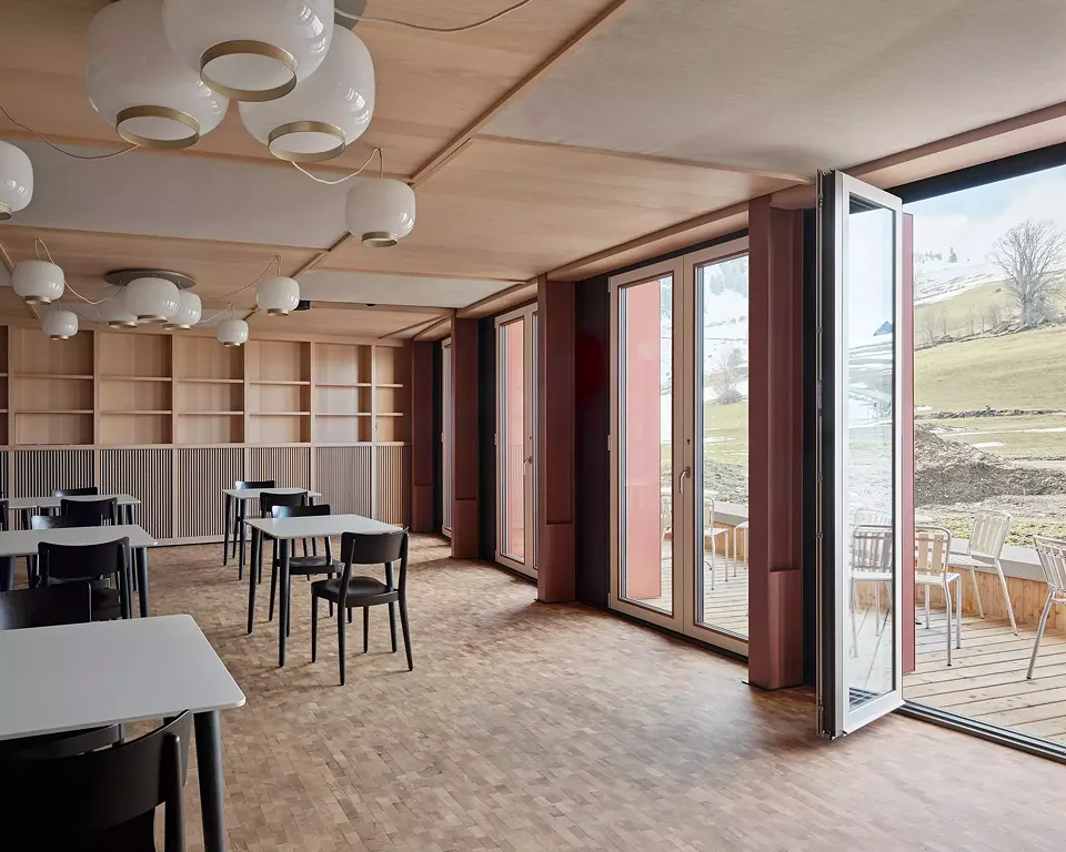 Les repas peuvent être servis dans le salon et la loggia.