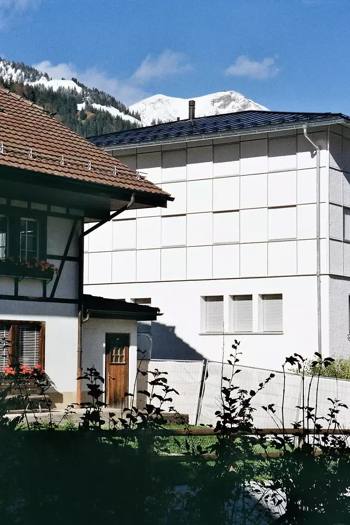 Südwestfassade – geschlossene Markisen