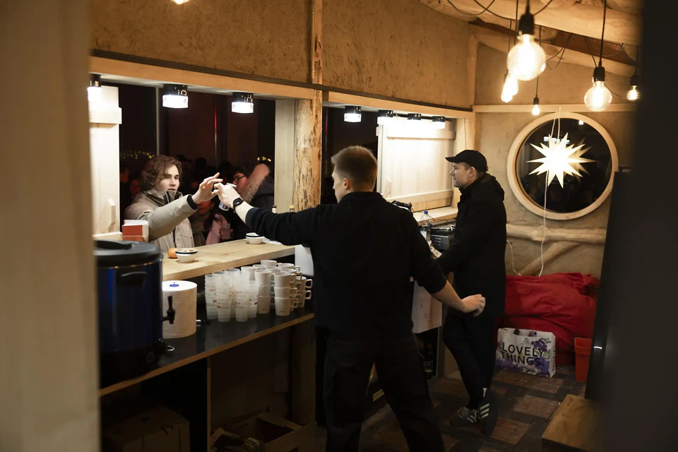 Service de bar lors de la fête de Noël de l'université du Liechtenstein en 2025