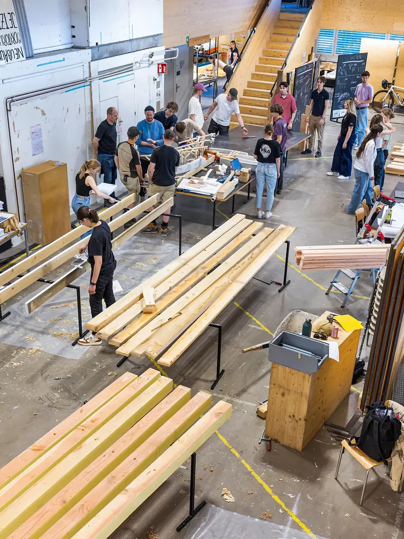 Für das Reallabor werden die Ateliers in Horw zur provisorischen Werkstatt und Montagehalle umgebaut. Diverse Arbeiten laufen parallel, jede Fläche wird genutzt.