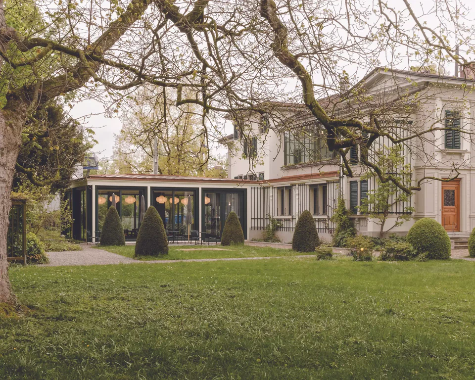 Blick aus dem Garten auf Haus und Pavillon