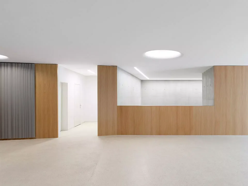 Couloir du bâtiment neuf.