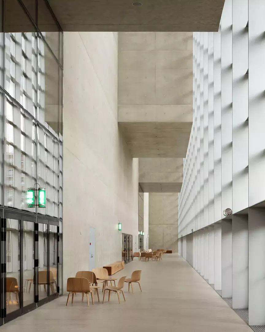 Das Vestibül entlang der Südfassade ist 100 Meter lang und bis zu 30 Meter hoch.