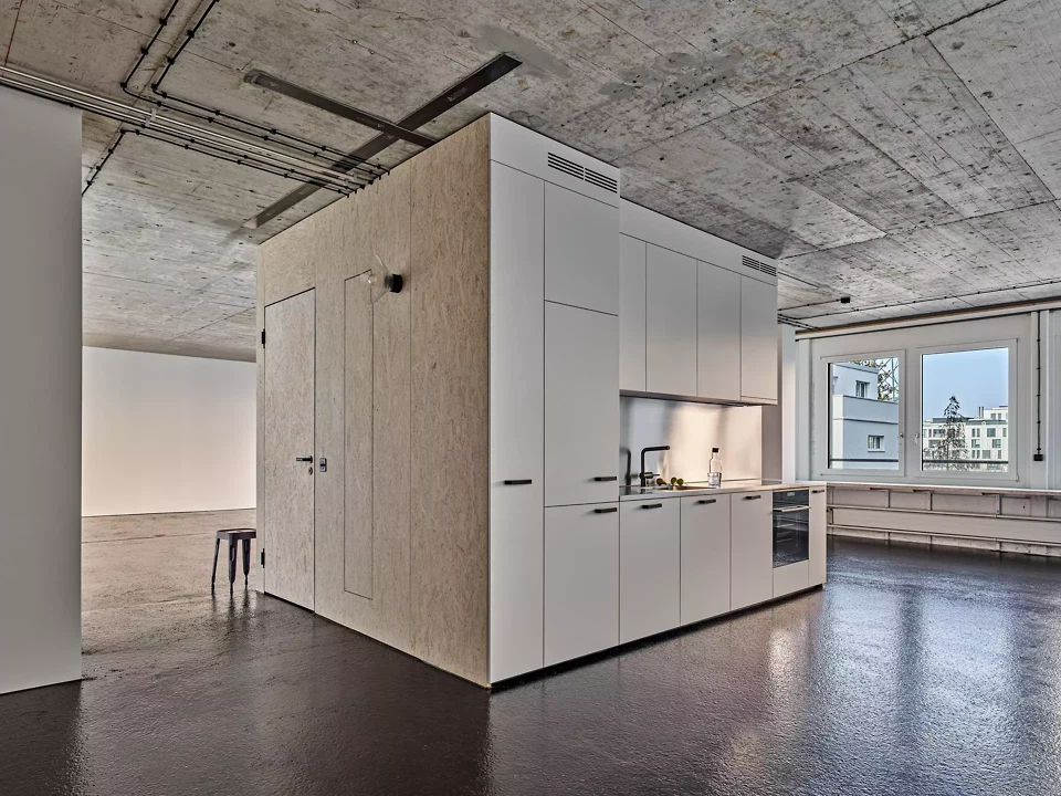 Loftwohunung mit eingestellter Spanholzbox