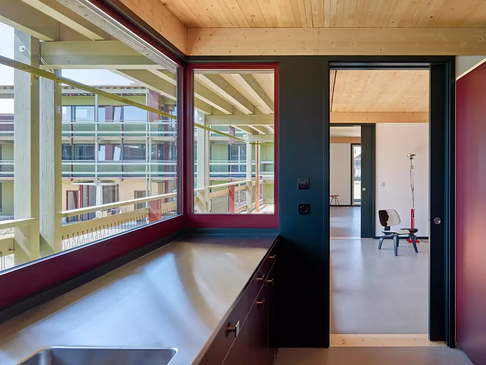 Die Cockpitküchen im S-Haus orientieren vermitteln zwischen Wohn- und Aussenraum.