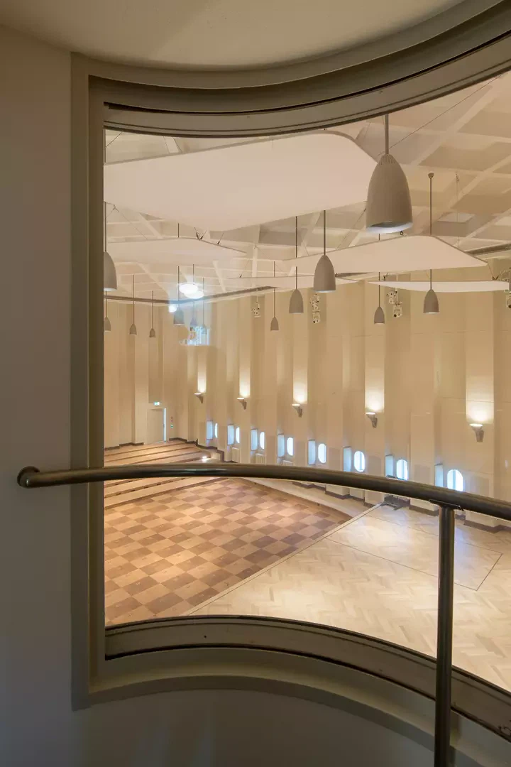 Vue sur le studio 1 depuis la régie au 1er étage