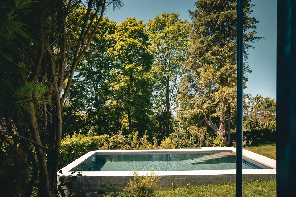 Betonsteinpool sandgestrahlt