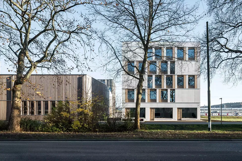 Aussenansicht von der Platanenallee her