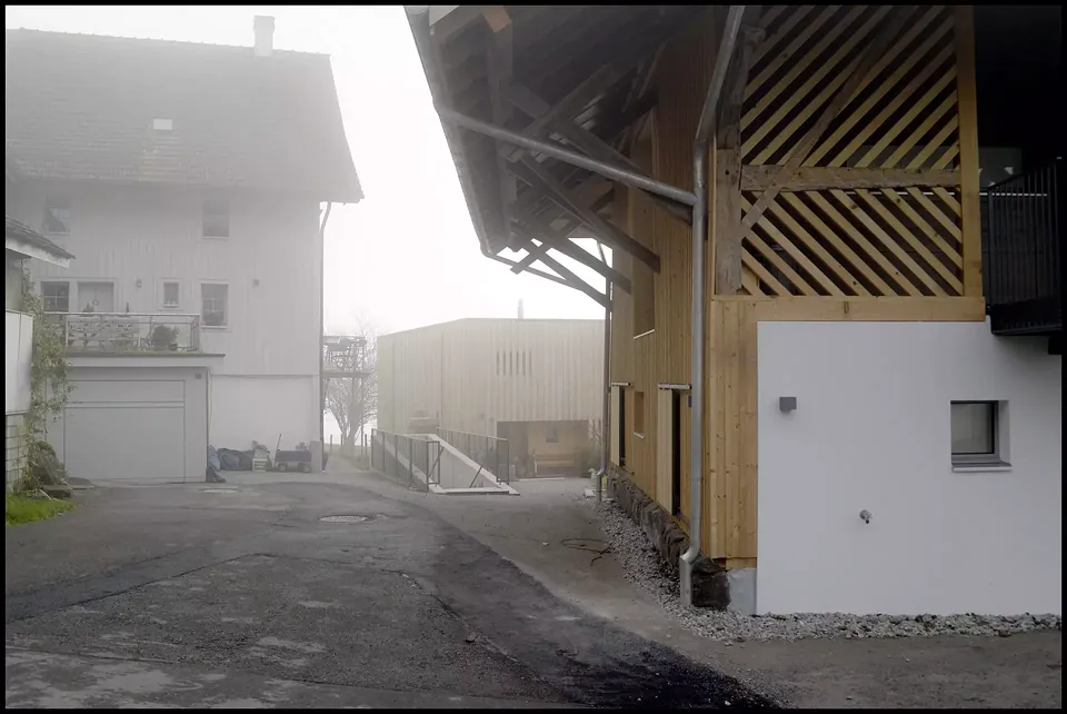 Ostfassade, Durchblick zu Neubau EFH D