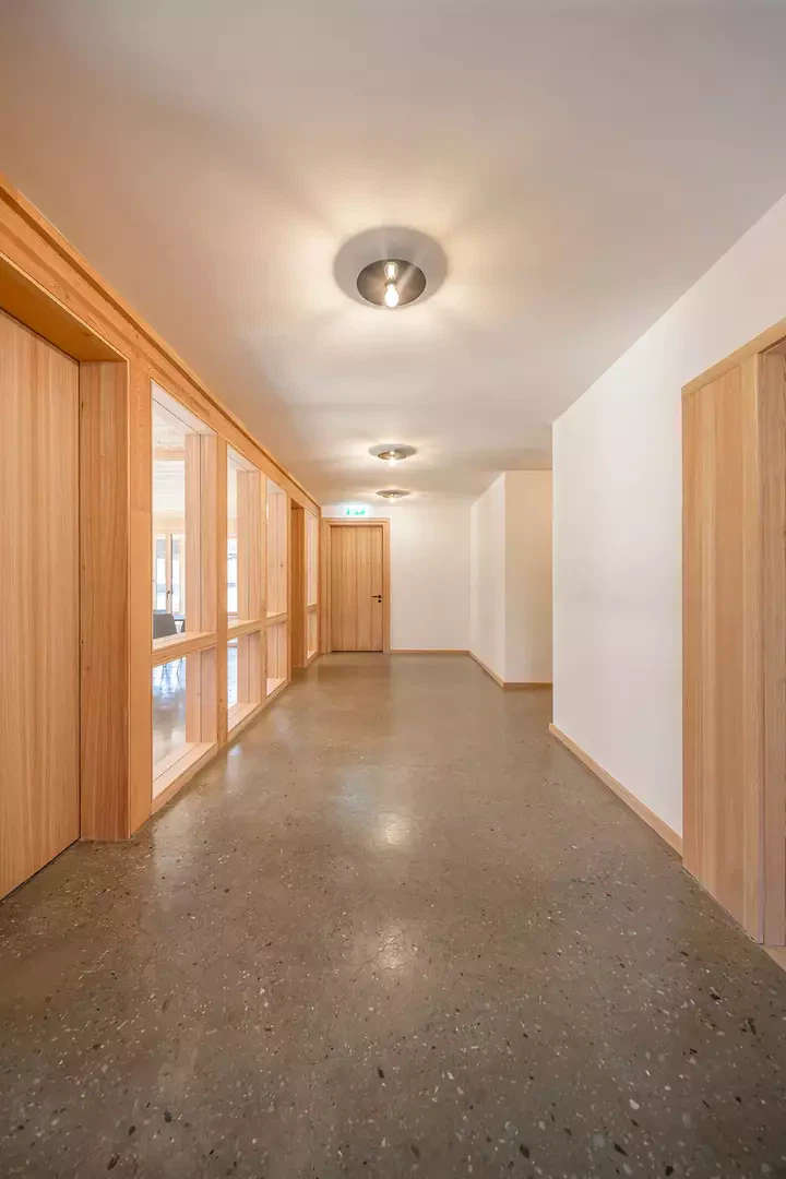 Vue dans le couloir et rapport spatial avec la salle de séjour