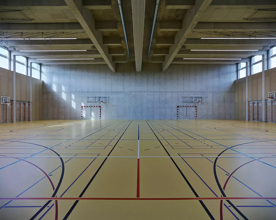 Trakt F: double gymnase ordonné dans la structure porteuse