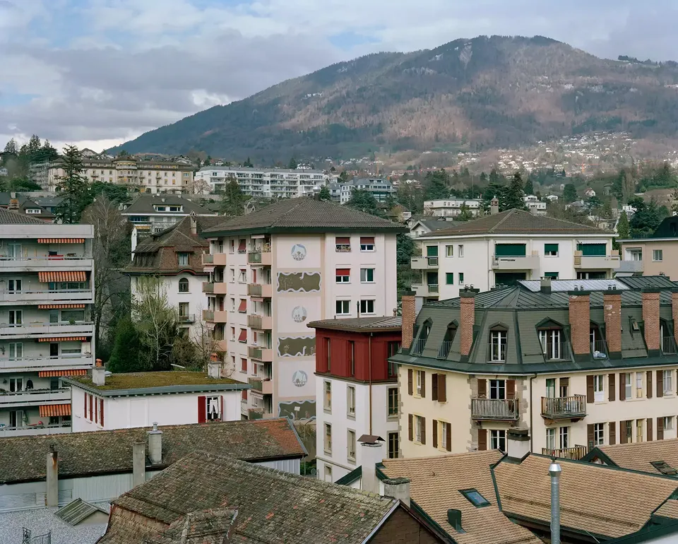 Situé dans un ancien quartier artisanal, la surélévation, bien visible, s’intègre parfaitement dans l’échelle du contexte existant.