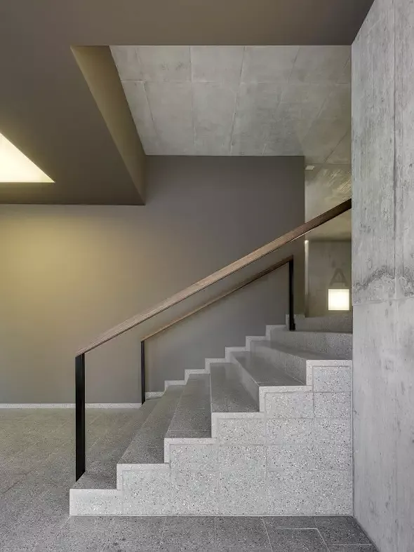 Le cage d'escalier relie la maison