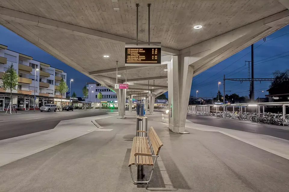 Wartebereich unter Busdach
