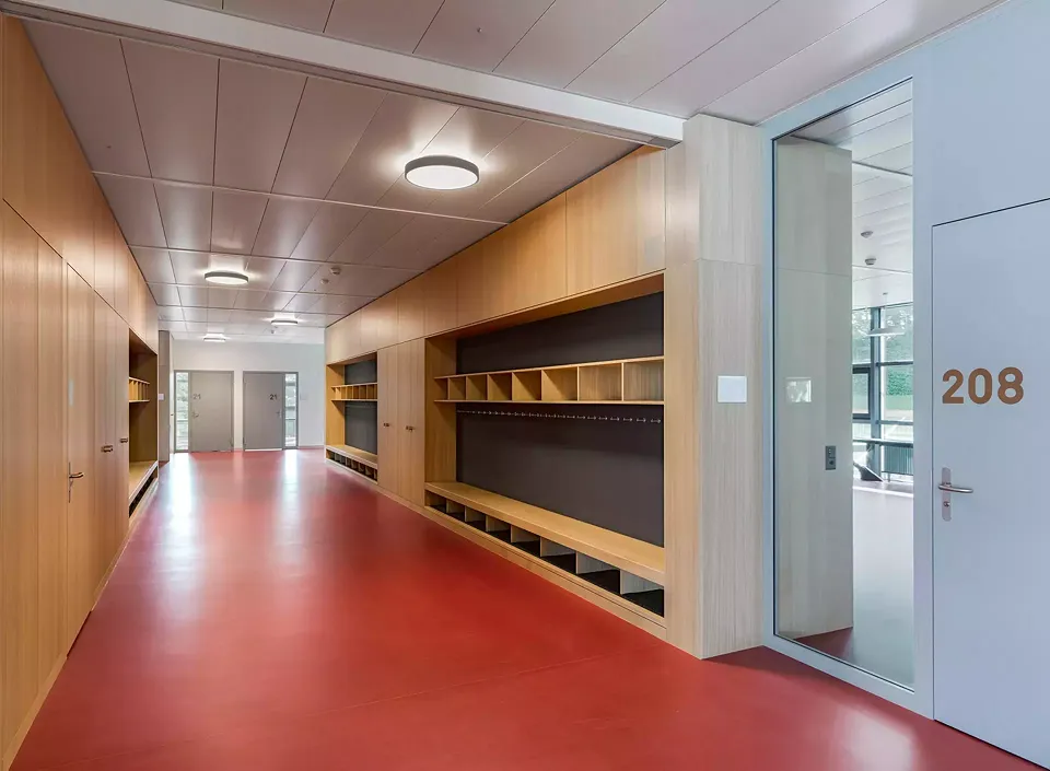 couloir avec vestiaires