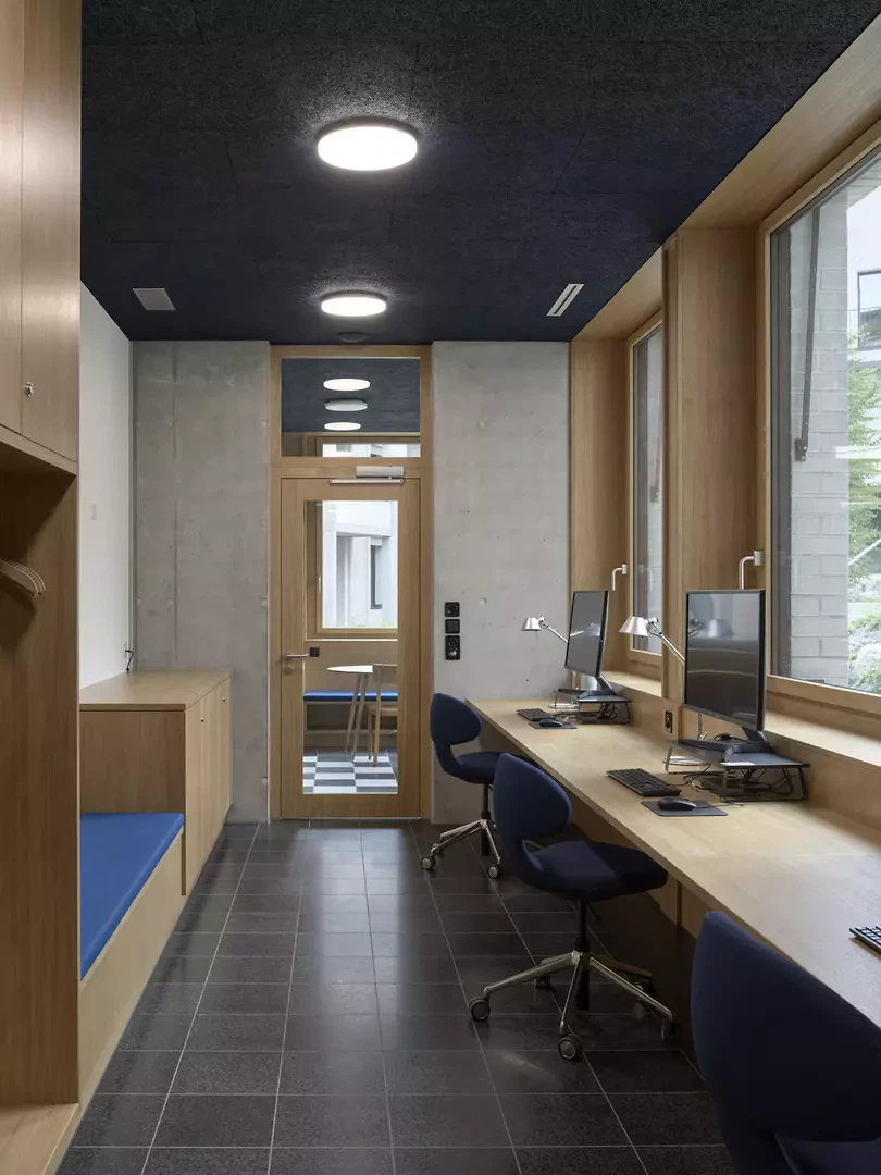 Des espaces communs sont également disponibles, notamment des postes de travail, une crèche et des espaces extérieurs  pour les activités collectives.