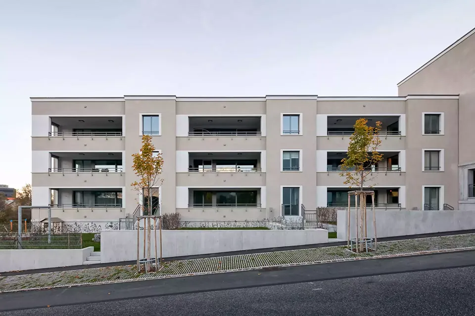 Mehrfamilienhaus Lehenwies - Südfassade an der Wohnstrasse